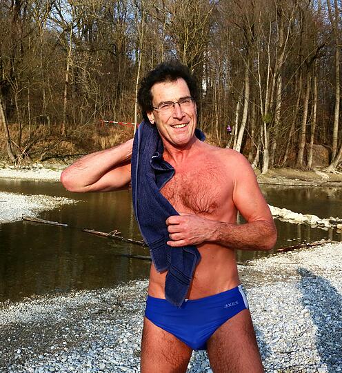 Norbert Mayer, 57 bei seinem täglichen Bad am Flauchersteg in der Isar.