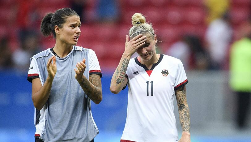 Geknickte DFB-Frauen nach der Niederlage gegen Kanada Geknickte DFB-Frauen nach der Niederlage gegen Kanada