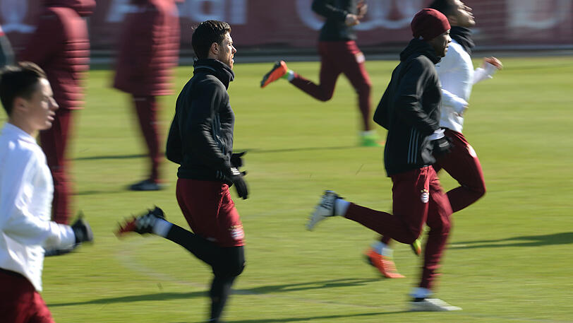 Die Spieler des FC Bayern zeigen sich im Abschlusstraining vor dem Champions-League-Hit gegen den FC Arsenal gutgelaunt - und am Valentinstag auch sehr ballverliebt. Die Bilder aus der Säbener Straße.