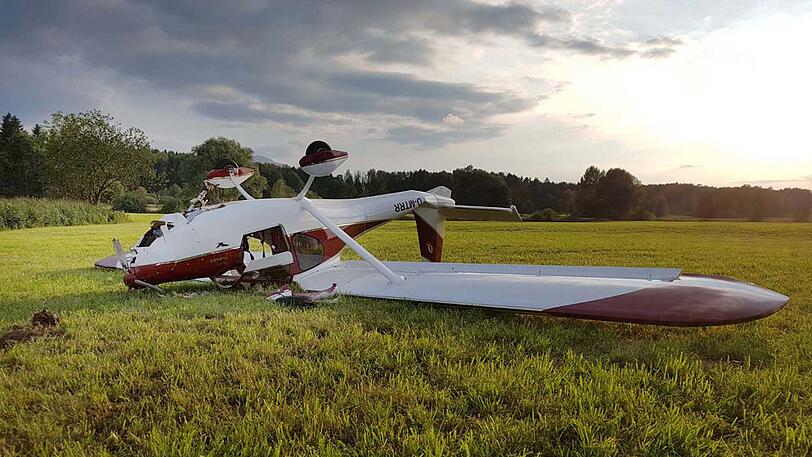 Das Flugzeug kippte aufs Dach. Es entstand ein Sachschaden in Höhe von 40.000 Euro.