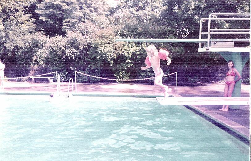 Schwabing: AZ-Leserin Stefanie Moser erinnert sich gern an ihre Jugend im Ungererbad - hier mit einem Bild von 1983...