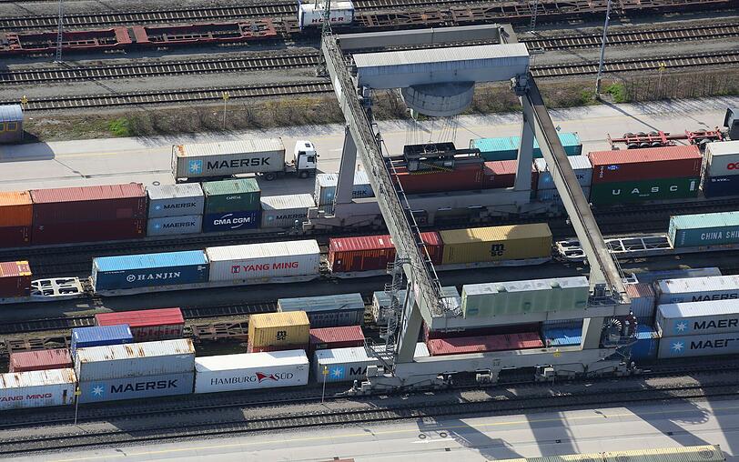 Hamburg, China, Dänemark - beim Blick auf die Container kann man schon mal Fernweh bekommen.