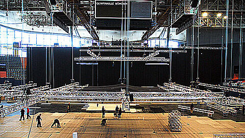 Noch hängen die Metallgestänge für die Scheinwerfer mitten in der Arena. Spätestens bis Mittwoch müssen sie über der Bühne befestigt werden, denn dann beginnen die Proben.