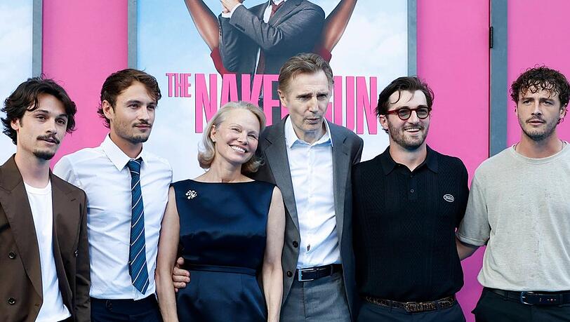 Premiere von "Die nackte Kanone" in New York: V.l.: Dylan Jagger Lee, Brandon Thomas Lee mit Mutter Pamela Anderson und Liam Neeson mit seinen Söhnen Daniel Neeson und Micheál Neeson.