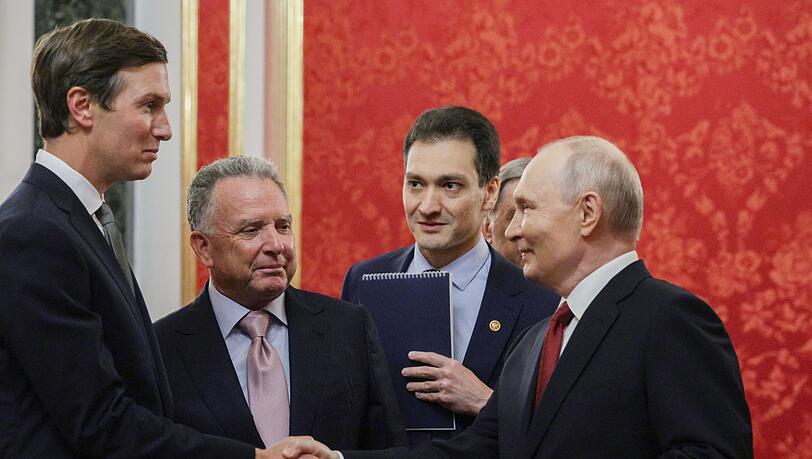 Putin spricht erneut mit Trumps Gesandten Kushner und Witkoff (von links) &uuml;ber eine m&ouml;gliche Beendigung seines Angriffskriegs gegen die Ukraine.
