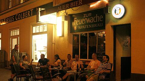 Der &bdquo;kleine Biergarten&ldquo;, wie Wirt Klug die Terrasse seiner Bar nennt &ndash; bei schönem Wetter die beliebtesten Plätze.
