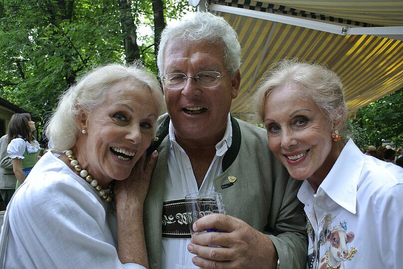 Gastgeber zwischen Zwillingen: Wolfgang Pförringer mit Alice und Ellen Kessler.