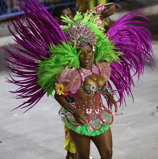 In Rio ging es in der Nacht zum Montag auf dem Straßenkarneval heiß her. Die brasilianischen Schönheiten zeigten zum Karneval-Höhepunkt viel nackte Haut und sexy Kurven.