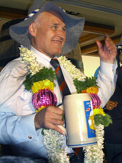 Erwin Huber 2006 beim "indischen" Oktoberfest in Bangalore.