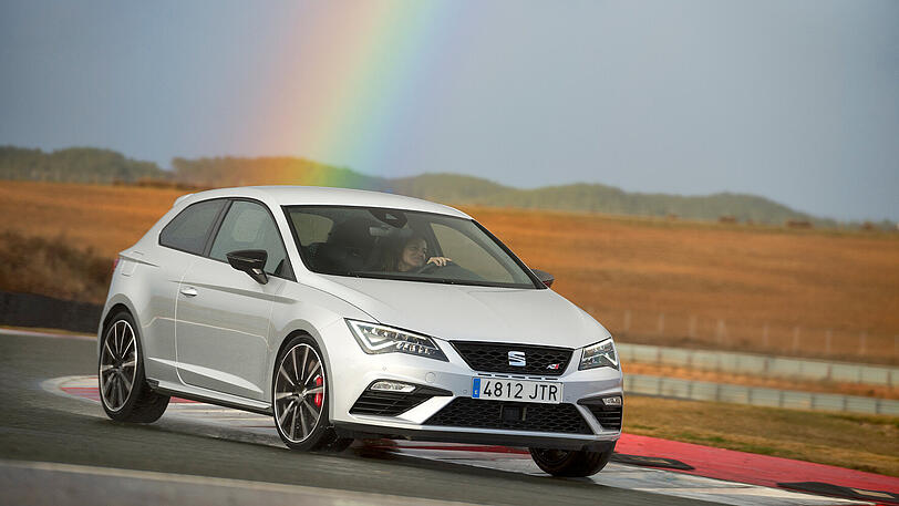 Da geht für den Fahrer die Sonne auf: Der Antrieb des Leon Cupra überzeugt auch mit üppig Kraft "aus dem Keller".