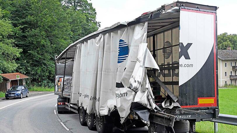 Ein Betonmischer ist mit einem großen Lastwagen kollidiert.
