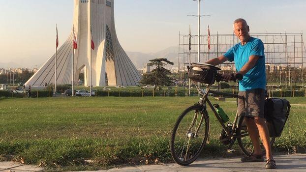 Vor seiner Abreise hat die AZ mit dem Münchner Peter Harnisch über seine Pläne gesprochen. Nun ist er wohlbehalten in Teheran angekommen &ndash; hier am Azadi-Tower.