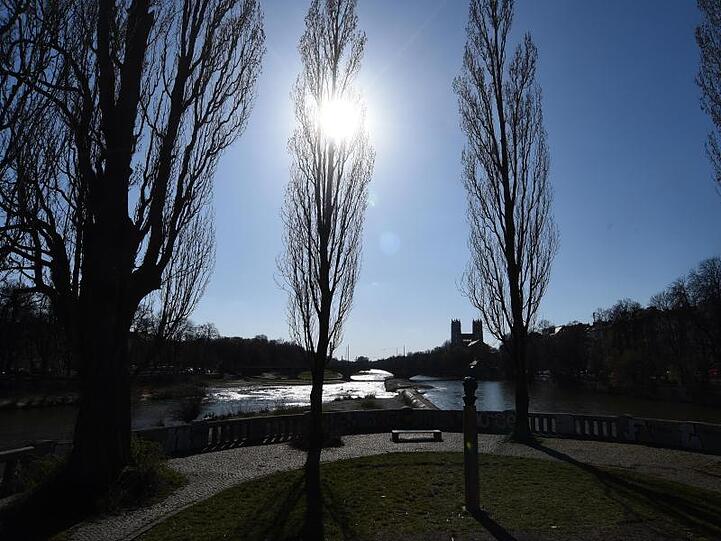 Blauer Himmel und strahlender Sonnenschein über der Isar. Foto: Felix Hörhager/dpa