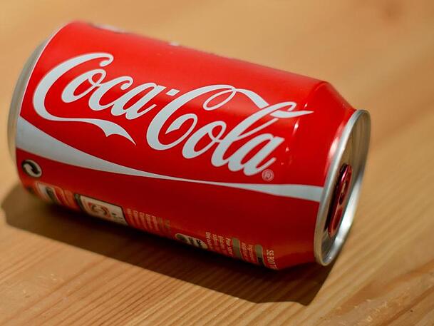 Cola enthält eine Säure, die Urinstein entfernt. Cola enthält eine Säure, die Urinstein entfernt.