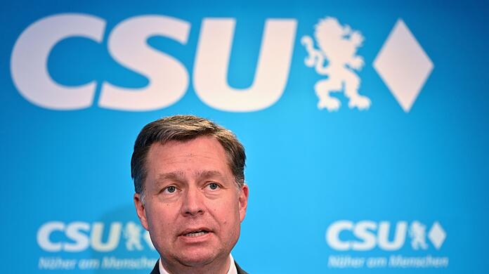 Stephan Mayer, CSU-Generalsekretär, spricht auf einer Pressekonferenz.