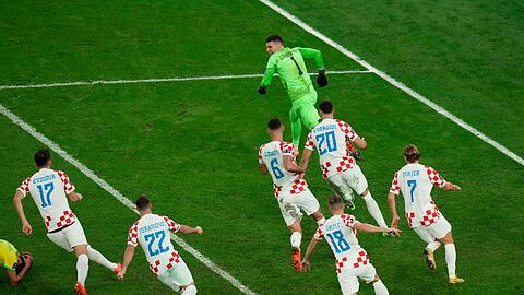 Kroatiens Torwart Dominik Livakovic (oben) zeigte nicht nur im Elfmeterschießen eine starke Leistung.