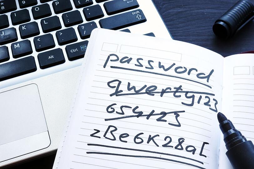 Ähnliches gilt für Passwörter und PINs. Nehmen Sie sich ab und an die Zeit, Ihre Accounts im Internet durchzugehen und die wichtigsten Zugangsdaten auswendig zu lernen. Löschen Sie dann Ihren gesamten Browserverlauf und geben Sie die Passwörter, die Sie sich gemerkt haben, neu ein. Ähnliches gilt für Passwörter und PINs. Nehmen Sie sich ab und an die Zeit, Ihre Accounts im Internet durchzugehen und die wichtigsten Zugangsdaten auswendig zu lernen. Löschen Sie dann Ihren gesamten Browserverlauf und geben Sie die Passwörter, die Sie sich gemerkt haben, neu ein.