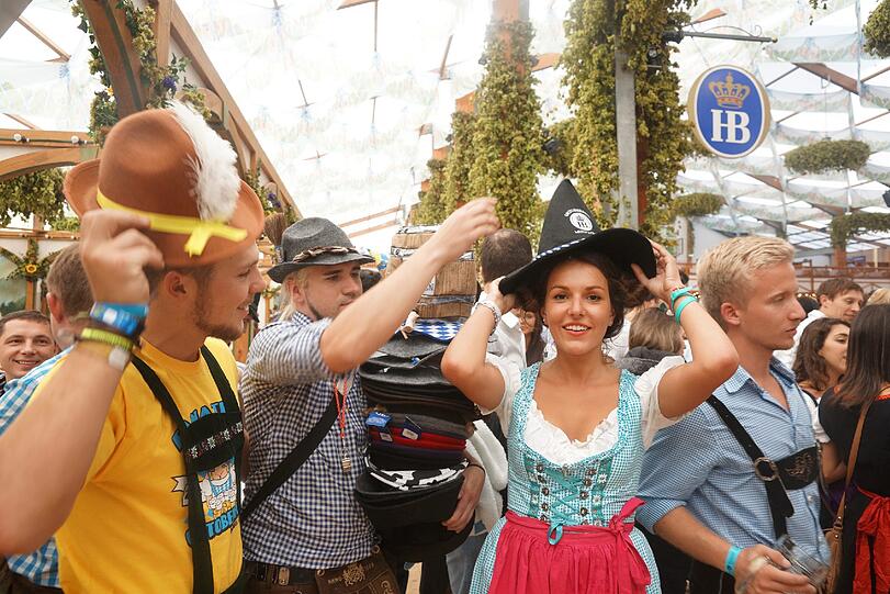 Spitz, rund, groß, klein: Hutverkäufer Michel Perkmann hat für jeden Geschmack einen Hut im Angebot.