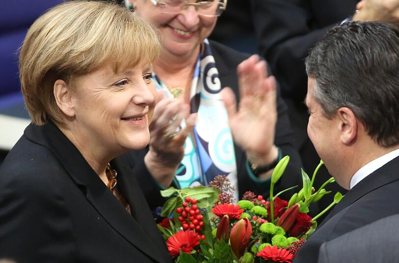 Angela Merkel ist zur Bundeskanzlerin wiedergewählt worden. Superminister Sigmar Gabriel gratuliert ihr.