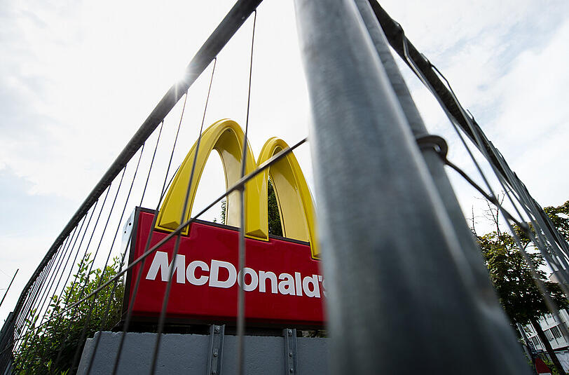 Ein Zaun sperrt den Zugang zur McDonalds-Filiale am Olympia Einkaufszentrum.