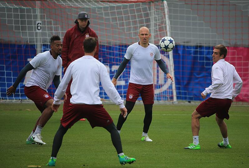 Auch Boateng, Lahm, Robben und Ulreich versuchten sich beim Jonglieren.
