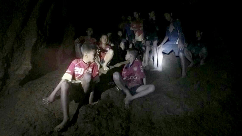 Endlich finden Retter im Juli die zwölf Buben einer Jugendfußballmannschaft und ihren Trainer in einer Höhle im thailändischen Chiang Rai. Sie waren über eine Woche vermisst.