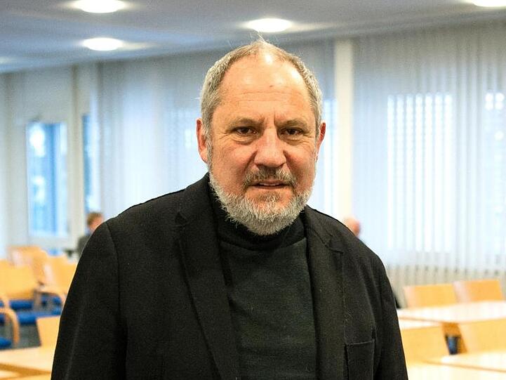 Siegfried Mauser, ehemaliger Präsident der Musikhochschule München, schaut in die Kamera. Foto: Sina Schuldt/dpa