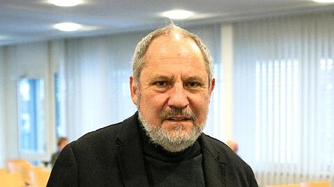 Siegfried Mauser, ehemaliger Präsident der Musikhochschule München, schaut in die Kamera. Foto: Sina Schuldt/dpa