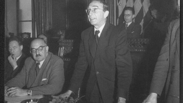 1949 im Rathaus: Walther von Miller nach seiner Wahl zum Zweiten Bürgermeister - neben ihm sitzt Polizeipräsident Pitzer.
