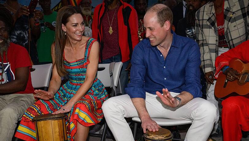 Herzogin Kate und Prinz William beim Trommeln in einem Kulturzentrum in Jamaika. Herzogin Kate und Prinz William beim Trommeln in einem Kulturzentrum in Jamaika.