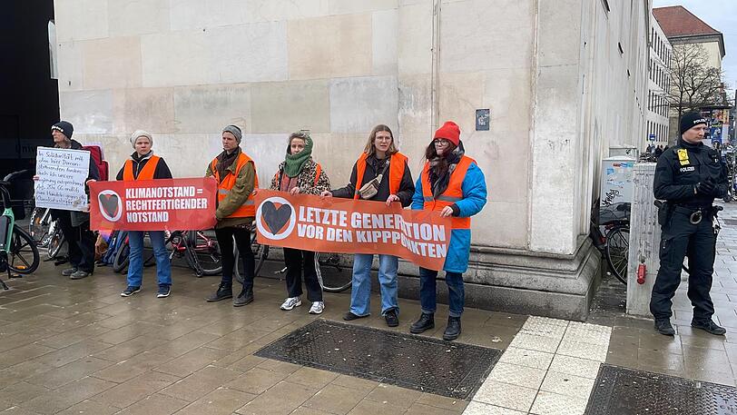 Aktivistinnen der Letzten Generation protestieren am Weltfrauentag an der Universität.