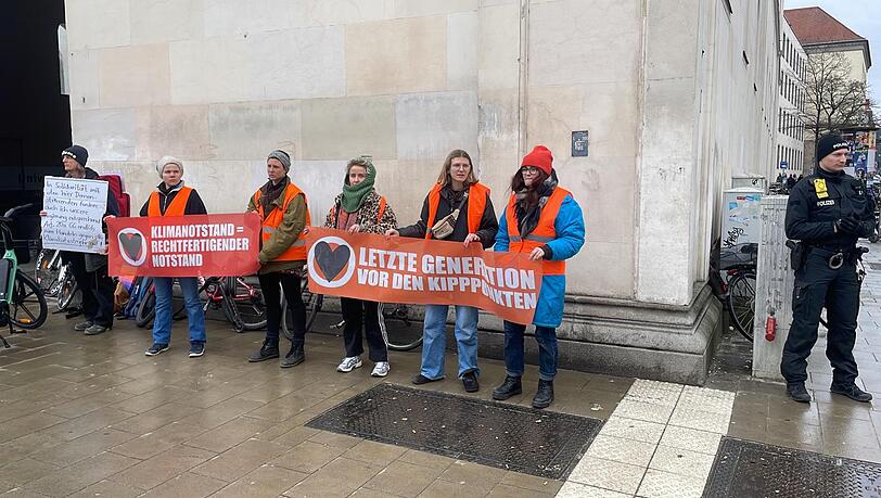 Aktivistinnen der Letzten Generation protestieren am Weltfrauentag an der Universität. Aktivistinnen der Letzten Generation protestieren am Weltfrauentag an der Universität.