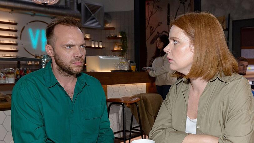"GZSZ": Erik (l.) trifft es, wie weit Toni sich in New York von ihm entfernt hat.