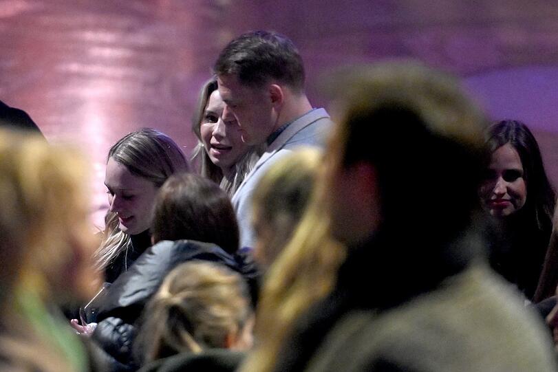 Nur kurz in einem vermeintlich unentdeckten Moment kommen sich die Neuers näher.