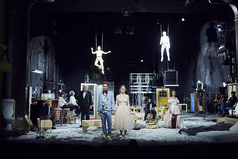 Peter Brombacher, Nils Kahnwald, Gro Swantje Kohlhof, Majd Feddah und Wiebke Mollenhauer in "Dionysos Stadt".