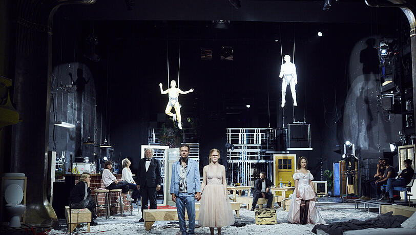 Peter Brombacher, Nils Kahnwald, Gro Swantje Kohlhof, Majd Feddah und Wiebke Mollenhauer in "Dionysos Stadt". Peter Brombacher, Nils Kahnwald, Gro Swantje Kohlhof, Majd Feddah und Wiebke Mollenhauer in "Dionysos Stadt".