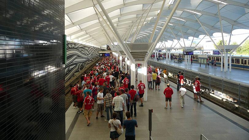 Für die An- und Abreise beim Champions-League-Viertelfinalspiel des FC Bayern gegen Inter Mailand sollten die Fans viel Zeit einplanen. (Archivbild) Für die An- und Abreise beim Champions-League-Viertelfinalspiel des FC Bayern gegen Inter Mailand sollten die Fans viel Zeit einplanen. (Archivbild)