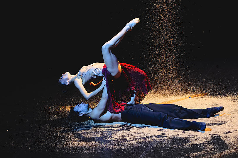 Als Sinnbild für Leidenschaft & Revolution gilt die Figur Carmen aus der gleichnamigen Oper, die das Deutsche Theater als Tanzinszenierung zeigt. Als Sinnbild für Leidenschaft & Revolution gilt die Figur Carmen aus der gleichnamigen Oper, die das Deutsche Theater als Tanzinszenierung zeigt.