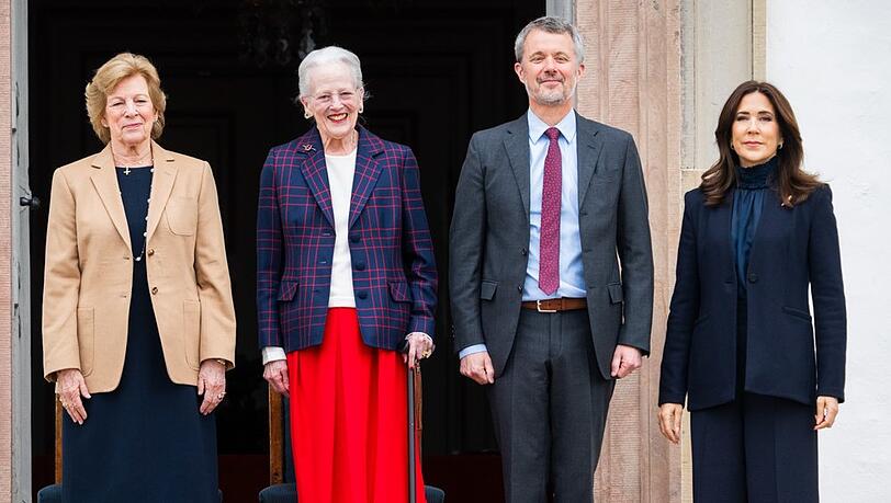 Ihre R&uuml;ckkehr in die &Ouml;ffentlichkeit absolvierte K&ouml;nigin Mary neben ihrem Mann K&ouml;nig Frederik, Schwiegermutter K&ouml;nigin Margrethe und deren Schwester Anne-Marie (v.r.).