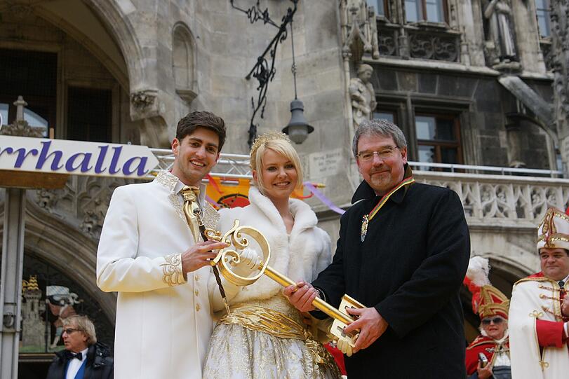 Schlüsselübergabe: SPD-Fraktionsvorsitzender Alexander Reissl überreicht dem Narrhalla Prinzenpaar Niklas I. und Julia I. den Schlüssel fürs Rathaus.