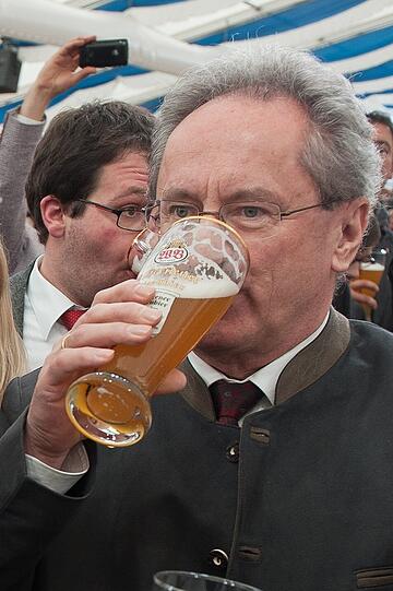 Bier und Politik - eine wundervolle Symbiose, zumindest am Aschermittwoch: Sehen Sie hier die Bilder des deftigen Polit-Klamauks mit OB Ude, Horst Seehofer, Claudia Roth und Co....