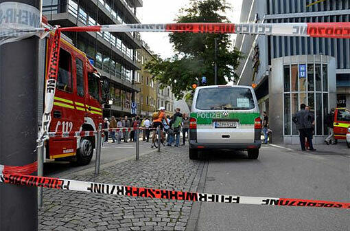 Schwabing am Tag nach der Bombensprengung: Die Spuren der Detonation sind deutlich zu erkennen. Im Laufe des Vormittags werden die Schäden an den Gebäuden der Umgebung erfasst.