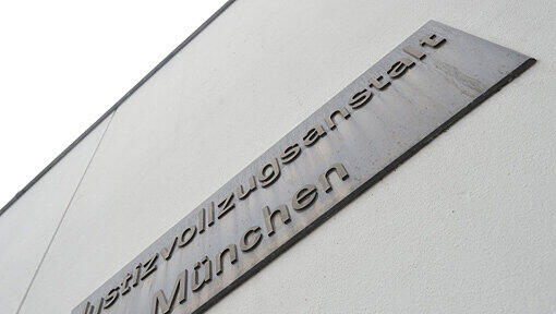 Der Drogendealer sitzt in der JVA-Stadelheim. Der Drogendealer sitzt in der JVA-Stadelheim.