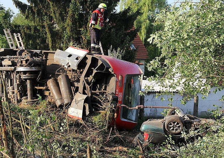 Rettungskräfte arbeiten am 17.07.2013 an einer Unfallstelle in Kellmünz (Bayern)