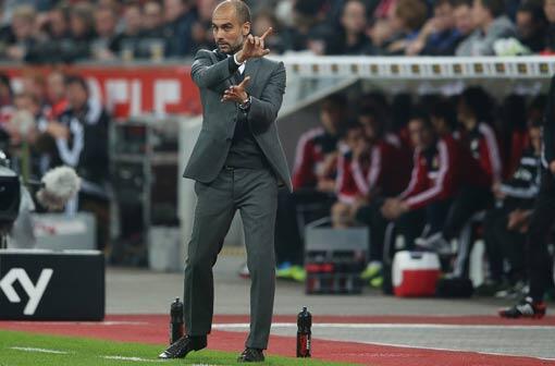 Bayern-Trainer Pep Guardiola an der Linie während des Spiels zwischen Bayer Leverkusen und dem FC Bayern München.