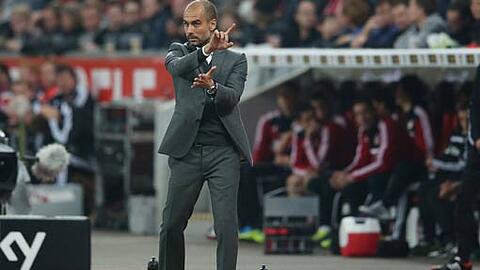 Bayern-Trainer Pep Guardiola an der Linie während des Spiels zwischen Bayer Leverkusen und dem FC Bayern München.