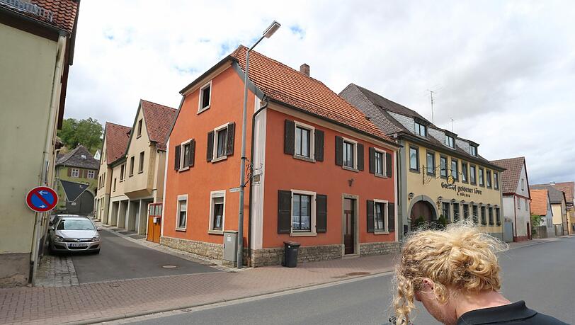Nach Streitigkeiten mit den Nachbarn wurde die Asylunterkunft in Mainstockheim geräumt. Nach Streitigkeiten mit den Nachbarn wurde die Asylunterkunft in Mainstockheim geräumt.