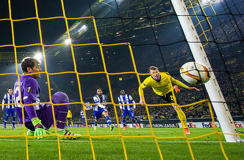 Der zweite Versuch: Der Dortmunder Lukasz Piszczek (rechts) köpft gegen den am Boden sitzenden Porto-Keeper Iker Casillas zum 1:0 ein.