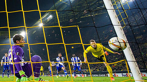 Der zweite Versuch: Der Dortmunder Lukasz Piszczek (rechts) köpft gegen den am Boden sitzenden Porto-Keeper Iker Casillas zum 1:0 ein.