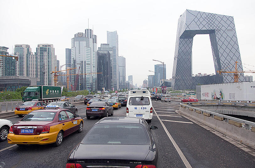 Autoverkehr im chinesischen Peking. China ist einer der wichtigsten Absatzmärkte für die deutschen Anbieter BMW, Daimler und VW. Foto: Friso Gentsch/Volkswagen/